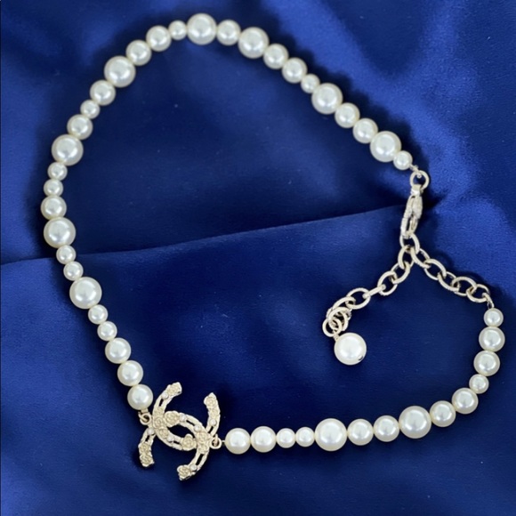 women's chanel necklace cc